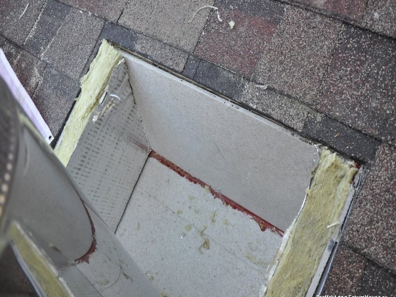 На крыше сверху герметиком промазывалась одна секция сэндвича 1 метр и была проверена по уровню
