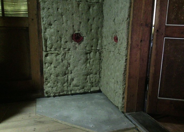 Степлером на стене была прикреплена вата, прикрутив саморезами листы оцинковки.