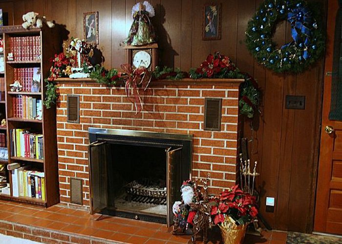 Рождественский камин в интерьере гостиной своими руками