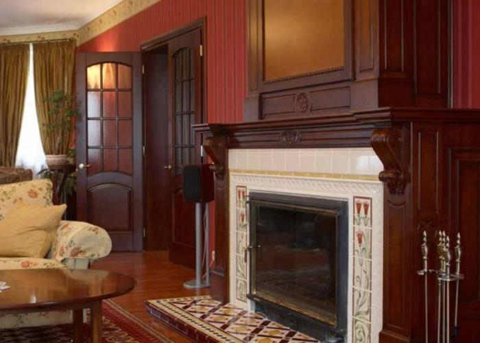 Камин в гостиной классического стиля с деревянным порталом