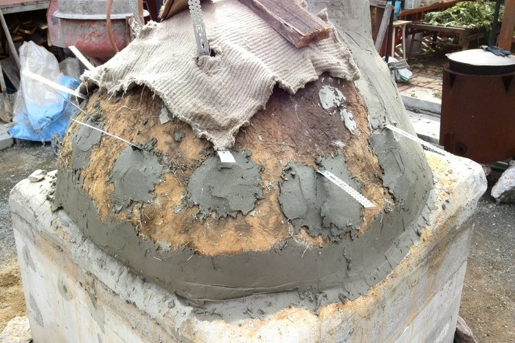 Остатками клея был сделан выступ в бетонной плите, чтобы при дожде вода не затекала под плиту, где лежит теплоизоляция.