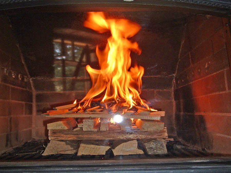 Пример горения пламени в топки посредством верхнего розжига